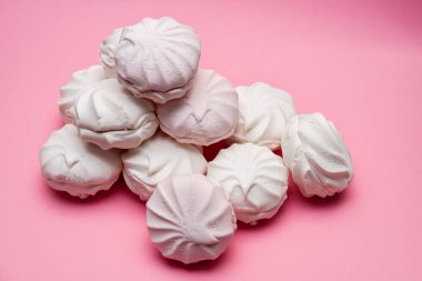 pembe bir arka planda Zephyr