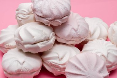 pembe bir arka planda Zephyr