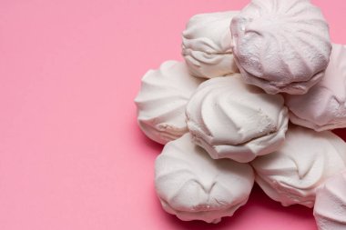 pembe bir arka planda Zephyr