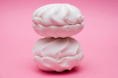 pembe bir arka planda Zephyr