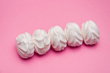 pembe bir arka planda Zephyr