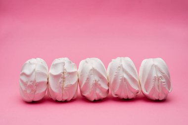 pembe bir arka planda Zephyr