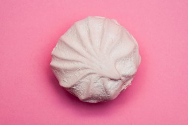 pembe bir arka planda Zephyr