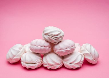 pembe bir arka planda Zephyr