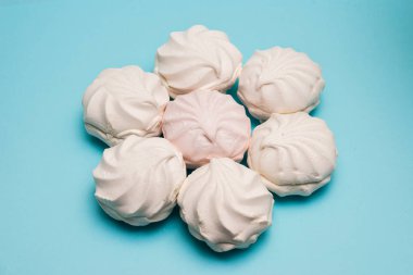 mavi bir arka planda Zephyr