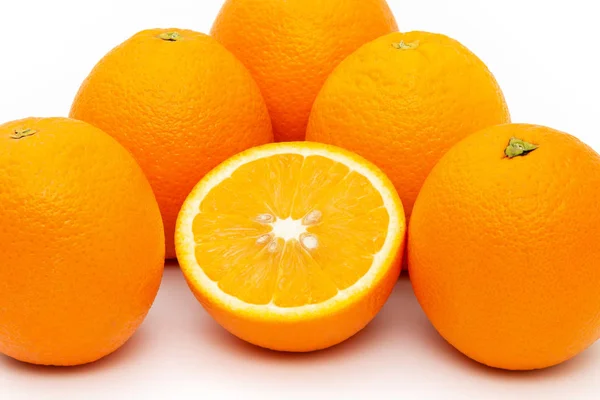 Πορτοκάλια Και Φέτες Πορτοκαλί Λευκό Φόντο — Φωτογραφία Αρχείου