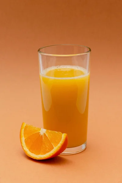 Vaso Jugo Naranja Sobre Fondo Naranja Con Una Rebanada Naranja — Foto de Stock