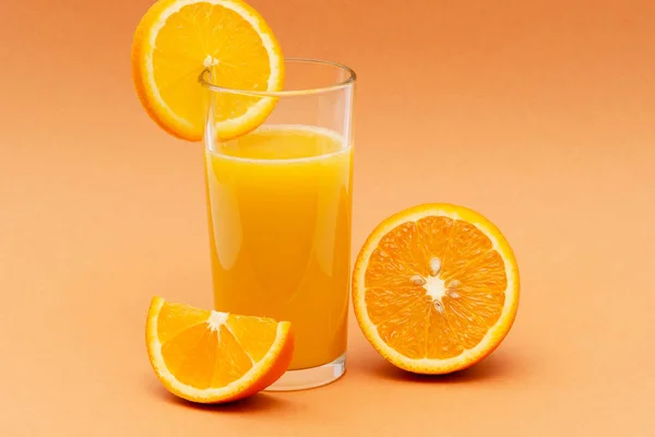 Verre Jus Orange Sur Fond Orange Avec Une Tranche Orange — Photo