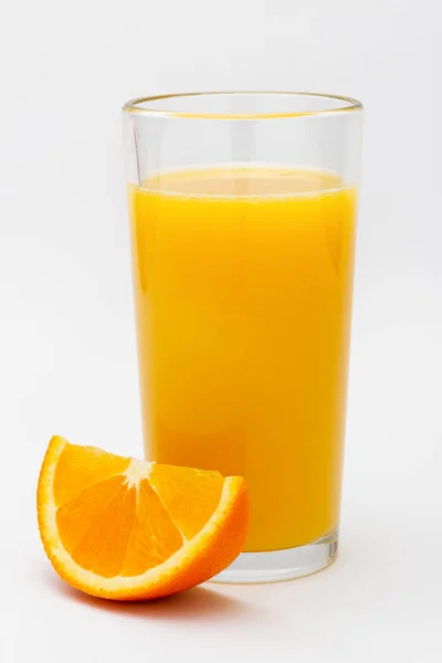一杯橙汁和一片白色背景上的橘子 — 图库照片