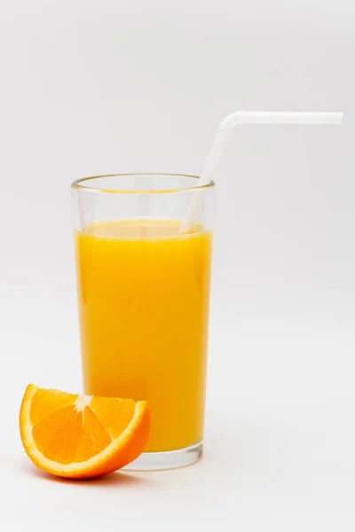 Ett Glas Apelsinjuice Och Apelsin Skiva Vit Bakgrund — Stockfoto