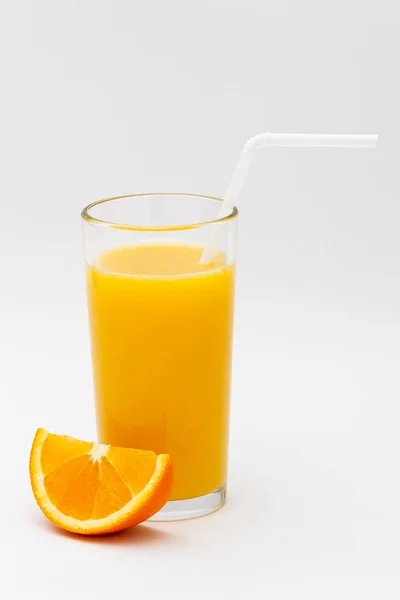 Склянка Апельсинового Соку Шматочок Апельсина Білому Тлі — стокове фото