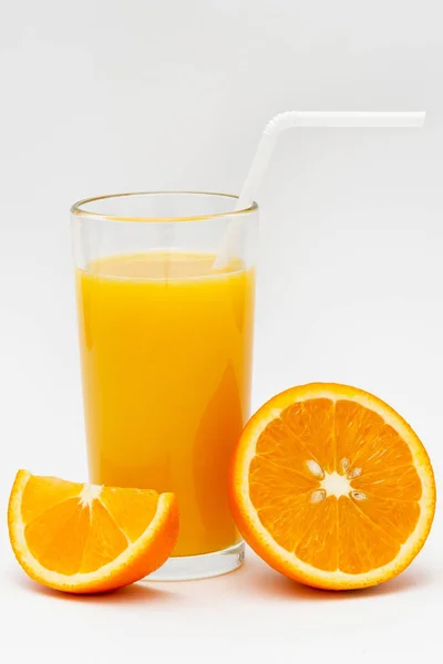 Verre Jus Orange Orange Tranchée Sur Fond Blanc — Photo