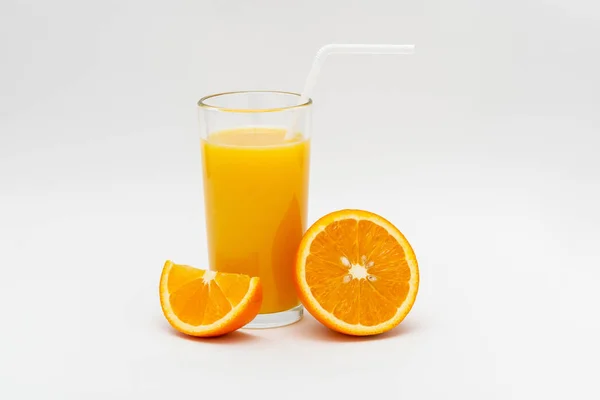 Verre Jus Orange Orange Tranchée Sur Fond Blanc — Photo