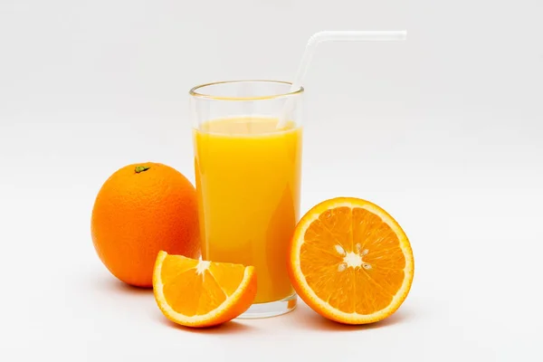 Verre Jus Orange Oranges Sur Fond Blanc — Photo