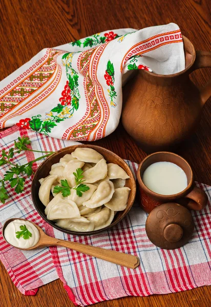 Украинское Национальное Блюдо Пельмени Сметаной Зеленью Глиняной Посуде — стоковое фото