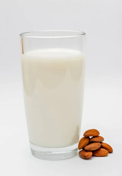 Szklanka Mleka Migdałowego Białym Tle Orzechami Migdałowymi — Zdjęcie stockowe