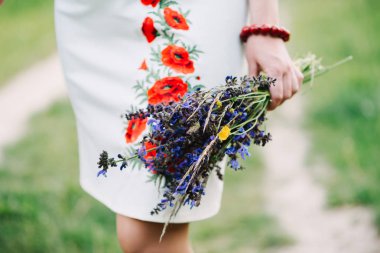 bahçede nakış kız elinde yabani çiçekler tutar