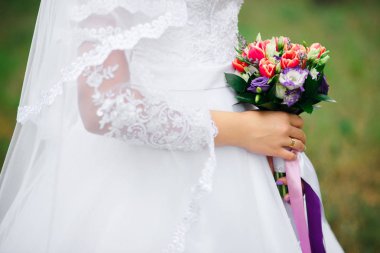 Gelin düğün buket onun elinde tutar.