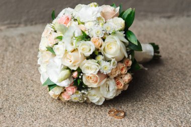 Bir buket gül ve alyans.