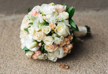 Bir buket gül ve alyans.