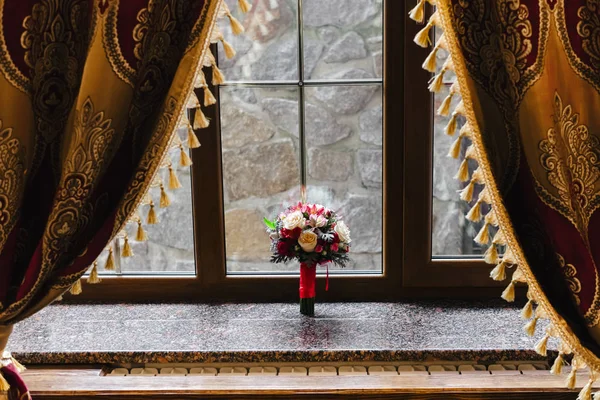 Bouquet Novia Una Ventana Mármol Lado Ventana — Foto de Stock