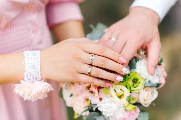 Mains Jeunes Mariés Sur Bouquet Mariage — Photo
