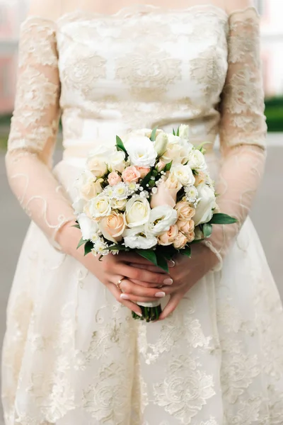 Mariée Tient Entre Ses Mains Bouquet Roses — Photo
