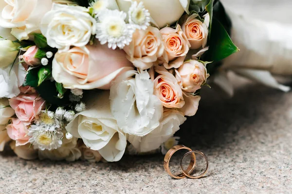 バラと結婚指輪のブライダル花束 — ストック写真