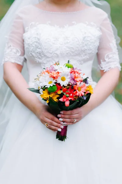 Mariée Tient Bouquet Mariage Dans Ses Mains — Photo