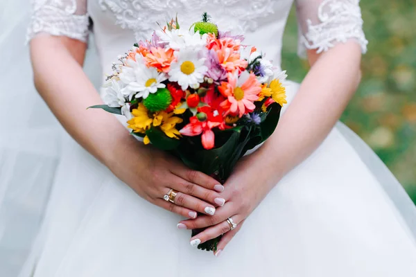 Mariée Tient Bouquet Mariage Dans Ses Mains — Photo