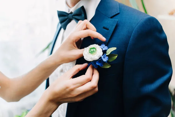 Mariée Remet Boutonnière Sur Costume Marié — Photo