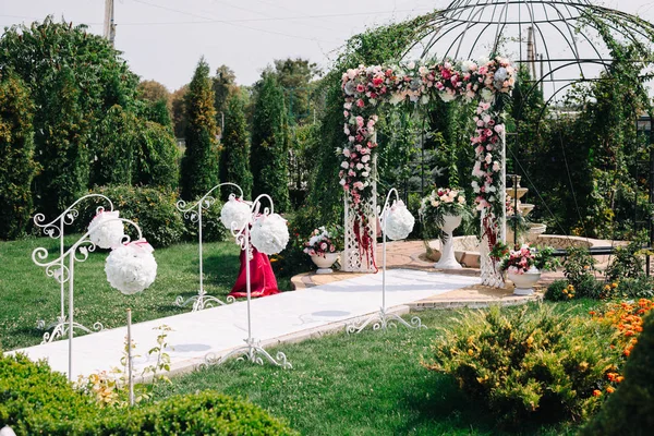 Caminho Branco Arco Casamento Flores Uma Cerimônia Livre Natureza — Fotografia de Stock