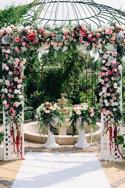 Wedding Arch Flowers Small Fountain Background — Stock Photo, Image