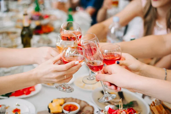Convidados Banquete Taças Vinho Clink — Fotografia de Stock