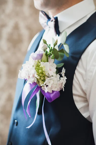 Boutonnière Marié Sur Gilet Bleu — Photo