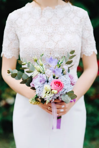 Mariée Dans Une Robe Blanche Tient Bouquet Mariage Dans Nature — Photo