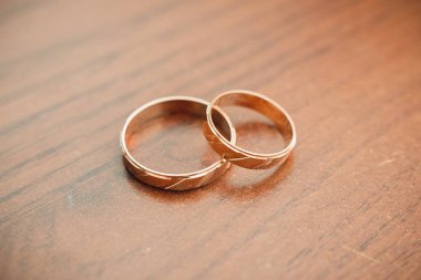 ahşap masada altın alyanslar