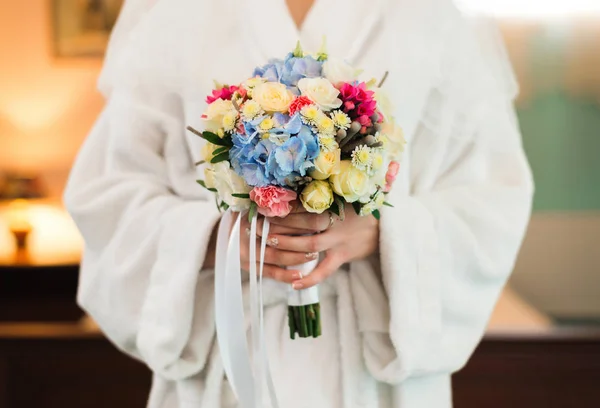 バラの結婚式の花束を持つバスローブの花嫁 — ストック写真