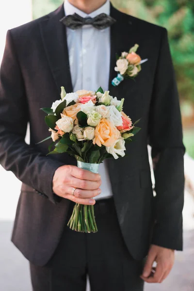 Düğünde Damat Elinde Gül Bir Buket Tutuyor — Stok fotoğraf