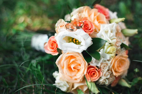 バラクローズアップの美しい花束に結婚指輪 — ストック写真