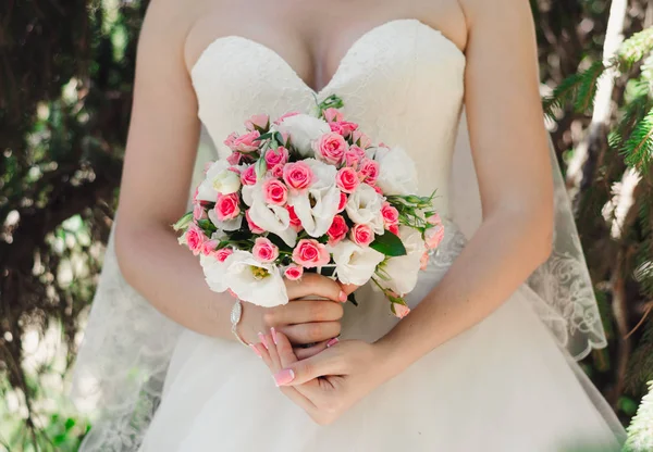 Mariée Dans Une Robe Blanche Dans Forêt Tient Bouquet Mariage — Photo