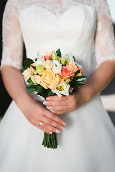 Mariée Tient Bouquet Mariage Roses — Photo