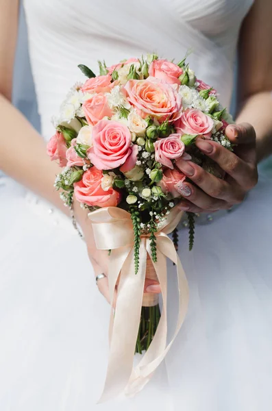Mariée Tient Bouquet Mariage Roses — Photo