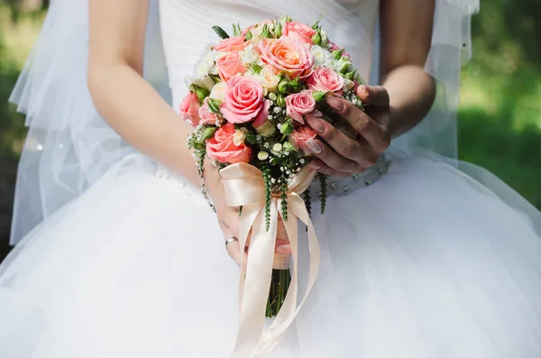 Mariée Tient Bouquet Mariage Roses — Photo