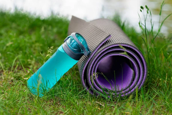 Esterilla Yoga Karemat Botella Plástico Azul Agua Aire Libre Verano —  Fotos de Stock