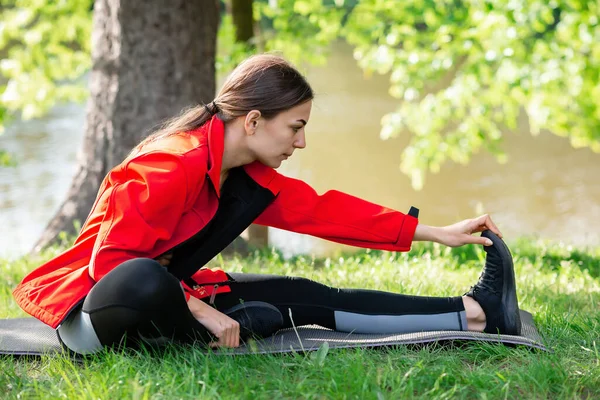 Genç kız ormanda antrenmandan önce ısınıyor.