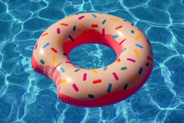 Sudaki havuzda donut şeklinde şişirilebilir halka.