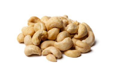Beyaz arka planda kaju fıstığı.