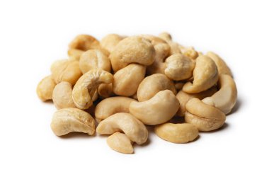 Beyaz arka planda kaju fıstığı.