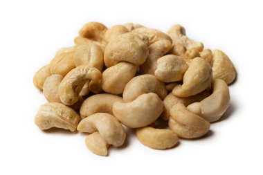 Beyaz arka planda kaju fıstığı.